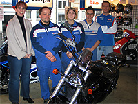 Nicole Schwaab (li.) mit Ihrem Mann (re.) und dem Zweirad-Shop-Team