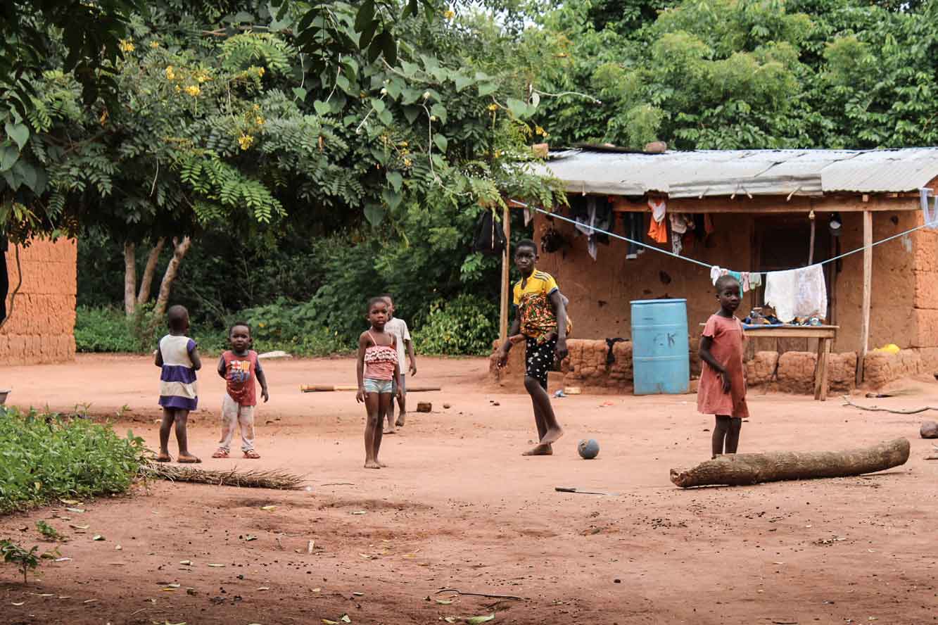 Kinder in einem Dorf in Ghana - Foto: Africa GreenTec
