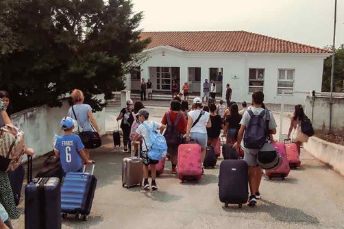 Die Kinder aus dem SOS-Kinderdorf in Alexandroupolis kommen in Thessaloniki an. Dort wurden sie im SOS-Kinderdorf Plagiari herzlich aufgenommen. Foto: Nairi Peltegian