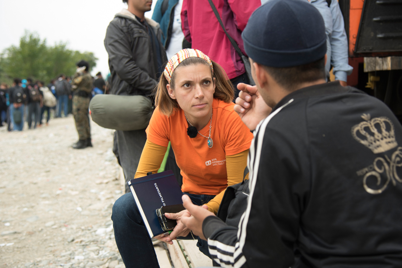 Katharina Ebel auf der Flüchtlingsroute 2015. Foto: SOS-Kinderdörfer/Katerina Ilievska