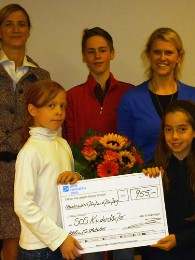 Scheckübergabe: Die Schüler der Berlin Cosmopolitan School sammelten Spenden für Not leidende Kinder in Haiti