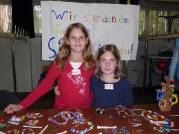 Sophie (links) und Lioba (rechts) an ihrem Verkaufstand