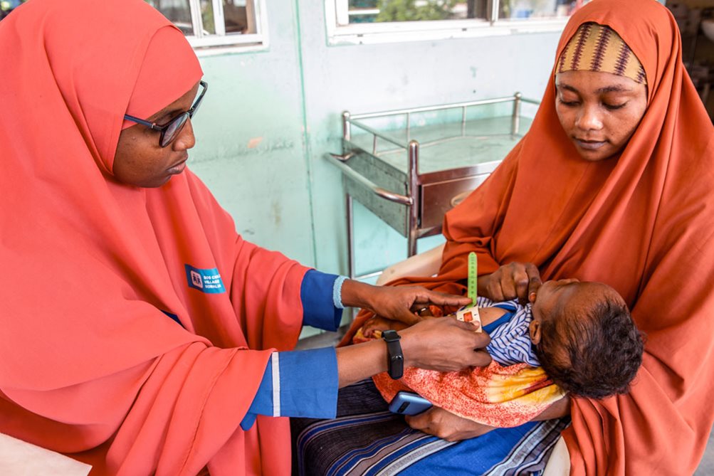 Eine Ärztin der Mutter-Kind-Klinik in Mogadischu untersucht ein Baby und misst, ob es unterernährt ist. Foto: Mohamed Abdihakim