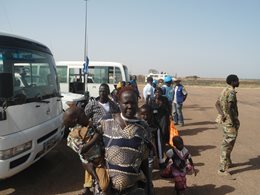 Evakuierung: SOS-Familien am Flughafen in Malakal