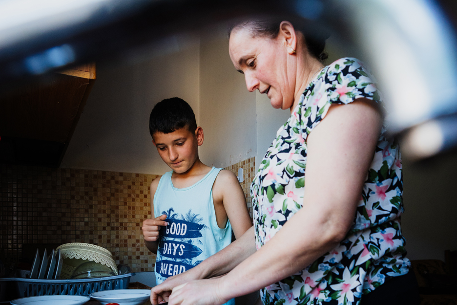 Mutter und Sohn bereiten Essen vor