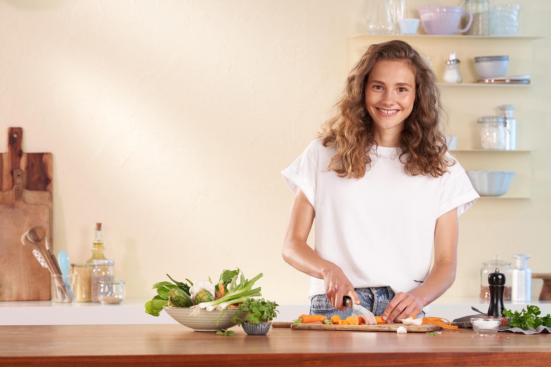 Food-Influencerin Maya Leinenbach von Fitgreenmind kocht für die SOS-Kinderdörfer