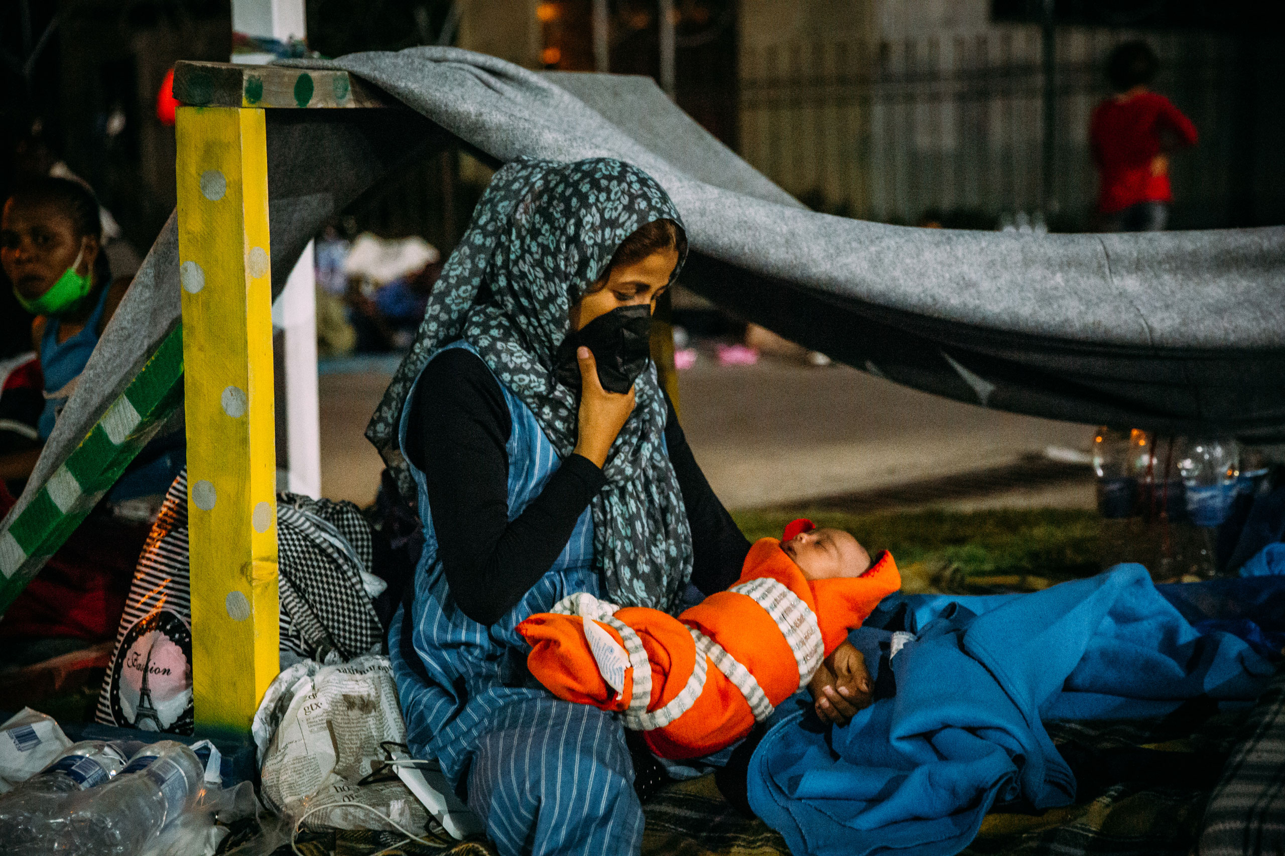 Mutter mit Kind auf Strasse auf Lesbos nach Brand Moria