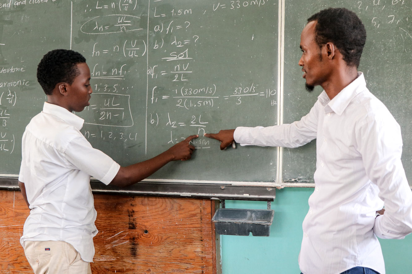 Lehrer und Schüler an der Tafel in Somalia