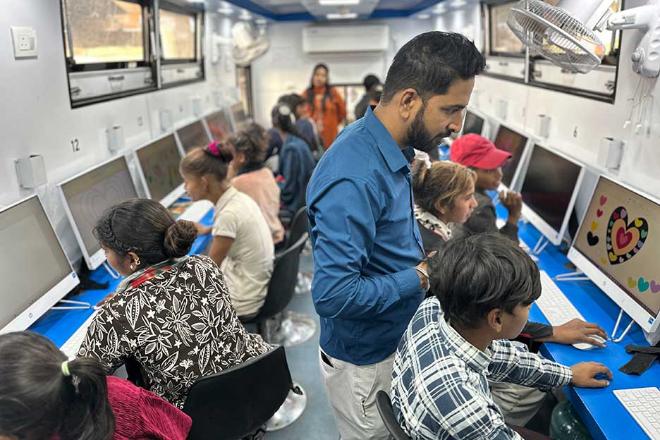 IT-Trainer Manjeet Gupta vermittelt Kindern und Jugendlichen digitales Wissen