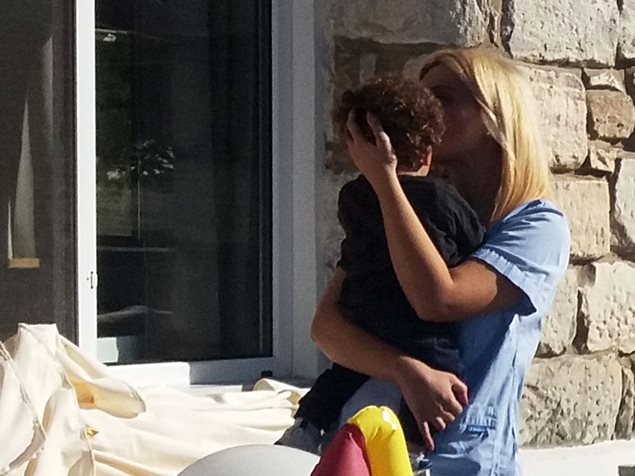 Gerettet: Kinder und Mitarbeiter im Babyhaus der SOS-Kinderdörfer in Penteli blieben von der Brandkatastrophe knapp verschont.