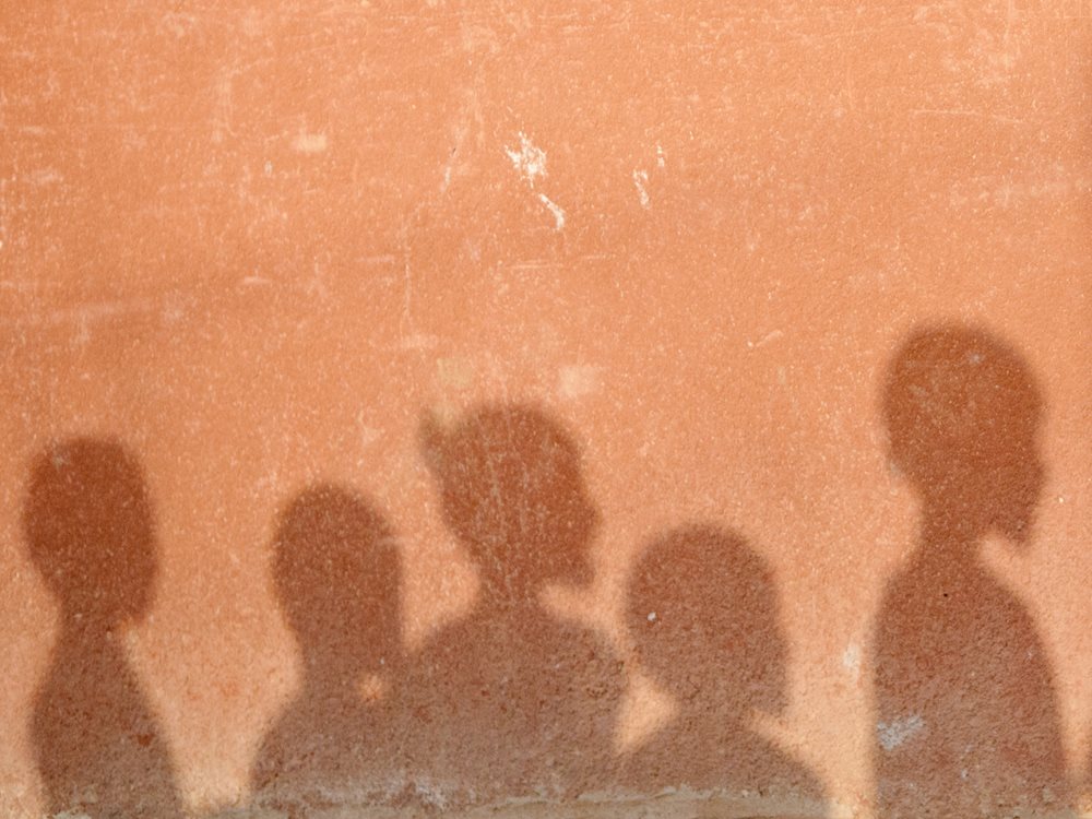 Schatten von Kindern an einer Wand