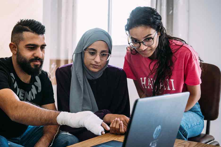 Besprechung im Jugendrat des SOS-Kinderdorfs Bethlehem: Maya und ihr Team - Foto: Alea Horst