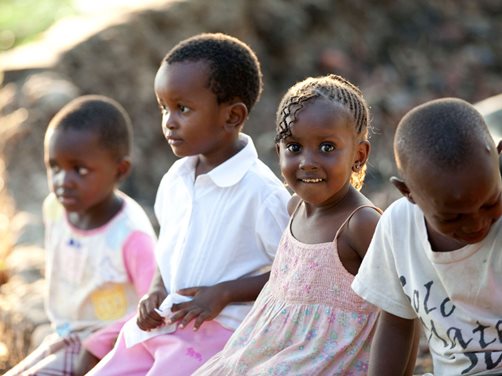 Tendai mit ihren Geschiwstern im SOS-Kinderdorf. Foto: Patrick Wittmann