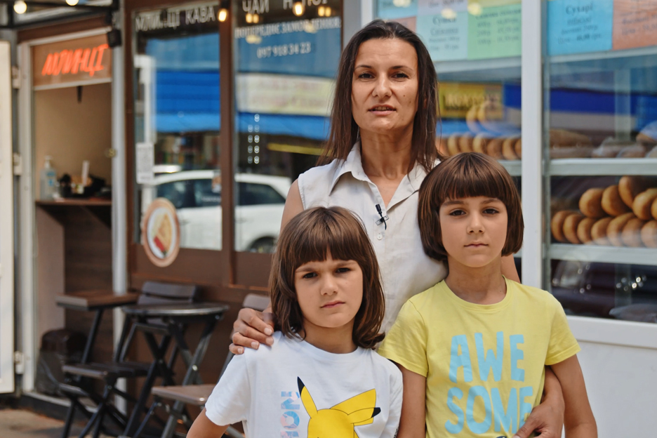 Ruslana und Kinder vor ihrem Kiosk