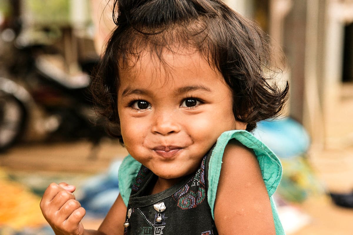 Mädchen in Thailand lacht und freut sich über Patenschaft.