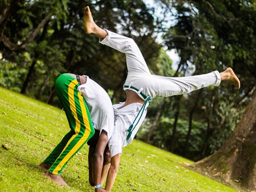 Zwei Kinder in Costa Rica beim Capoeira-Training