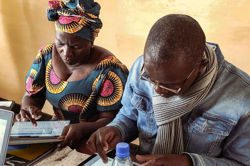 Schulung am Tablet: Mitarbeitende der SOS-Kinderdörfer in DR Kongo machen sich mit der PDB2-Webanwendung vertraut. Foto: Sophie Huguenet