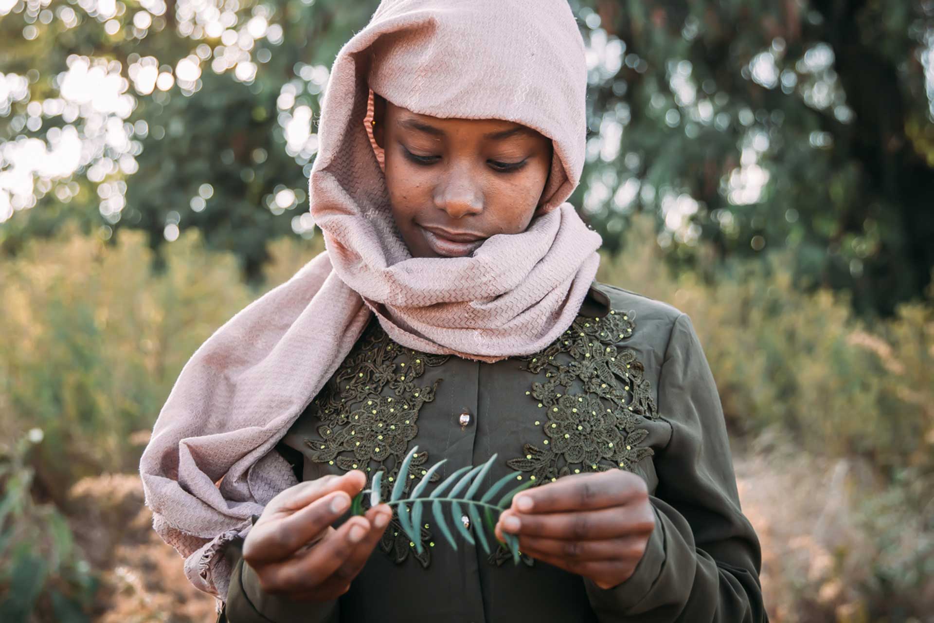 Mädchen hält ein Blatt in der Hand