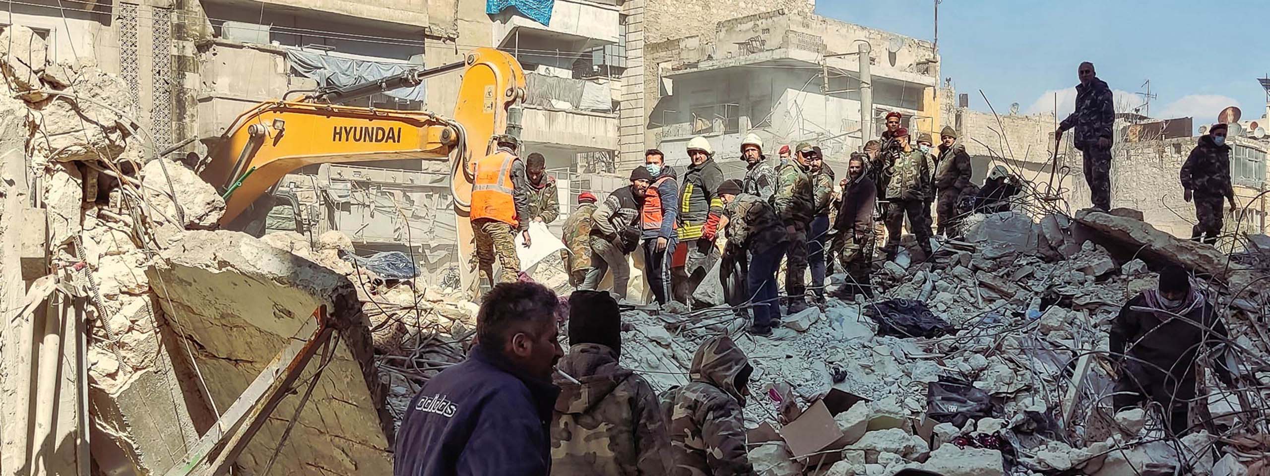 Trümmer und Helfer des Hilfsprojekts nach dem Erdbeben in Syrien.