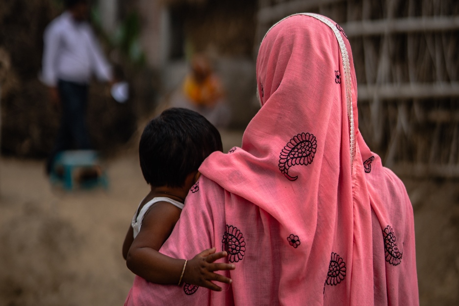 Zwei Kinderhände liegen auf den Händen einer Erwachsenen. 