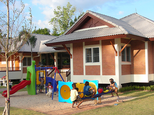 Tsunami-Waisen ziehen im SOS-Kinderdorf in Thailand ein