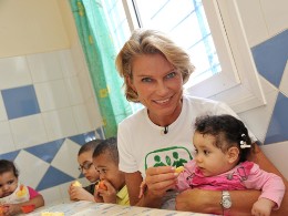 Zu Gast bei einer SOS-Familie: Stephanie Gräfin Bruges von Pfuel im SOS-Kinderdorf Agadir in Marokko - Foto: picture alliance/Fr