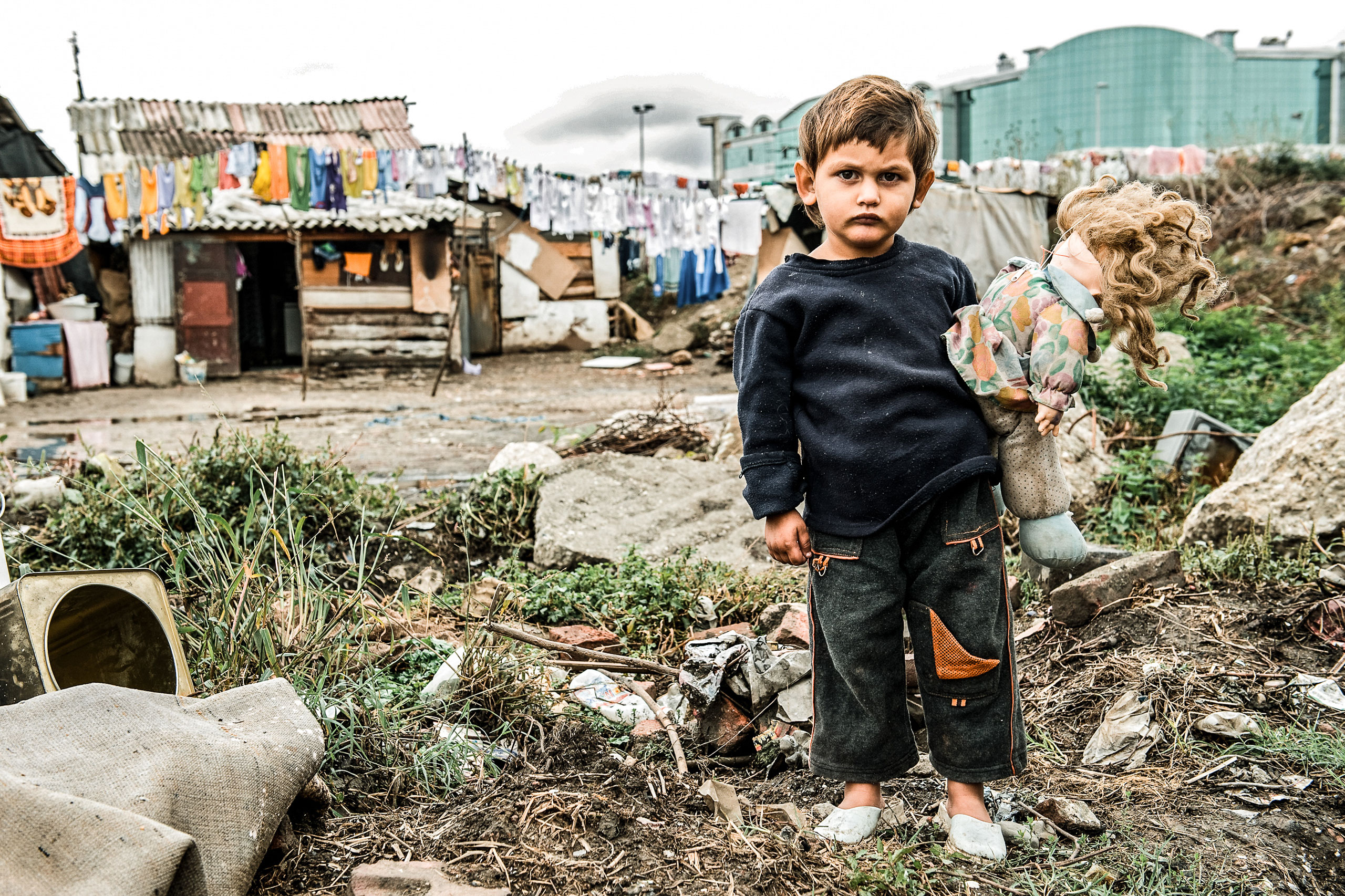 Alle Kinder haben ein Recht auf Familie, überall auf der Welt. Doch noch immer wachsen Kinder, wie dieser Junge aus Mazedonien, ohne ausreichende elterliche Fürsorge auf, leben auf der Straße oder gar auf Müllhalden. Foto: Barbara Mair