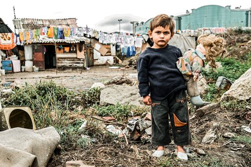 Alle Kinder haben ein Recht auf Familie, überall auf der Welt. Doch noch immer wachsen Kinder, wie dieser Junge aus Mazedonien, ohne ausreichende elterliche Fürsorge auf, leben auf der Straße oder gar auf Müllhalden. Foto: Barbara Mair