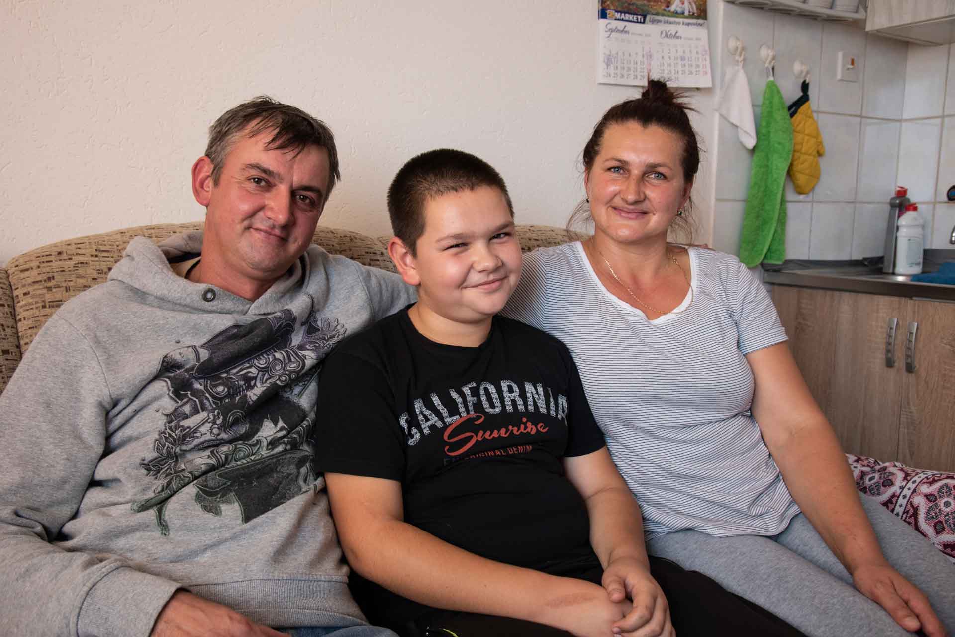 Merka mit ihrem Sohn und ihrem Mann. Foto: Katerina Ilievska