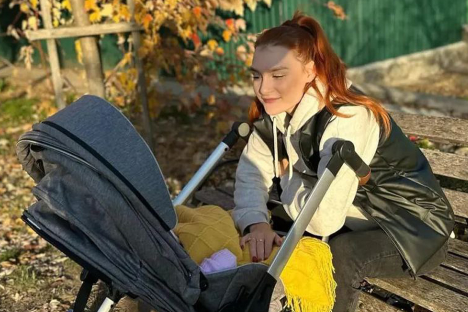 Junge Mutter mit Kinderwagen