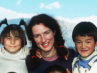 Sicher am Ziel: M. Blumencron und zwei Flüchtlingskinder. Foto: Jörg Arnold