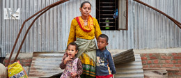 Großmuter in Nepal mit ihren Enkeln