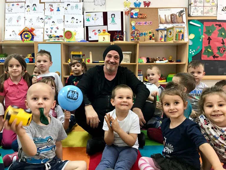 Torsten Sträter im SOS-Kindergarten in Bosnien-Herzigowina