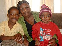 Die erste SOS-Familie in Rustenburg: Kinderdorf-Mutter Peggy mit ihren SOS-Kindern - Fotos: Brenda Dimbleby