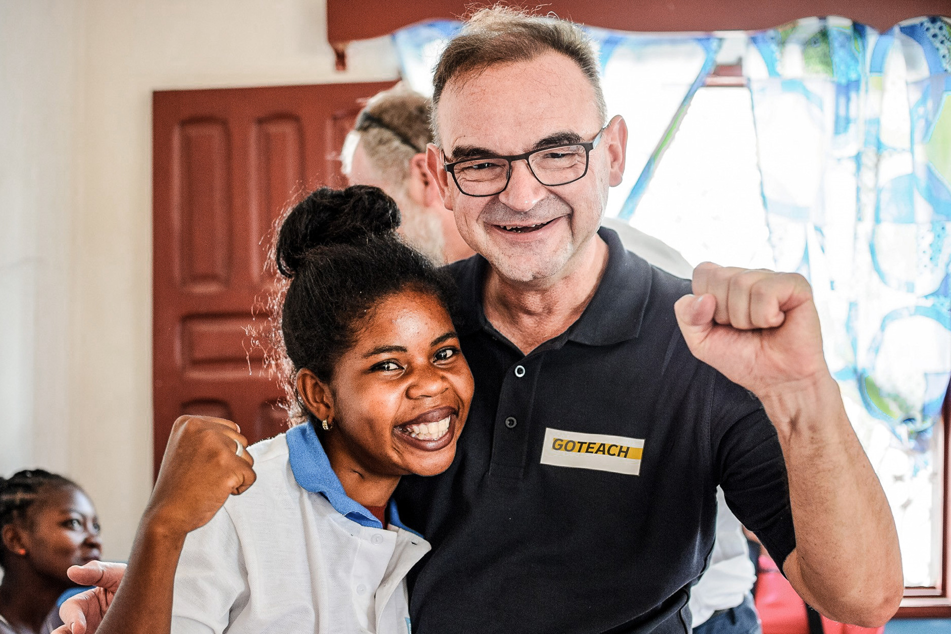 GoTeach auf Madagaskar: Jugendliche mit Mentor. Foto: Deutsche Post DHL