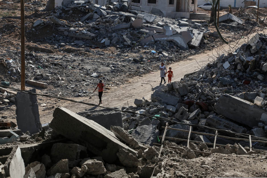 Kinder inmitten von zerstörten Häusern in Gaza