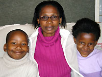 Drei stolze Jubilare: SOS-Mutter Mavis Mbele und ihre beiden SOS-Kinder Sibulele und Qawekazi