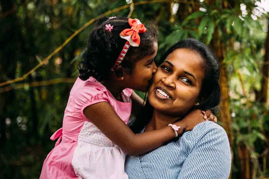 Nirosha mit ihrer Tochter - Foto: Alea Horst