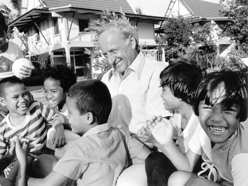 Hermann Gmeiner mit Kindern im SOS-Kinderdorf Bangpoo in Thailand. Fotos: SOS-Archiv