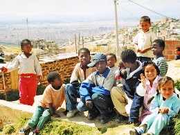 Kinder aus einem Armenviertel in Bogotá