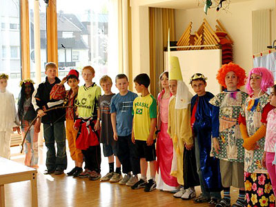 Eifrige Spendensammler: Die Schulkinder bei ihrer Benefiz-Aufführung von Mozarts 