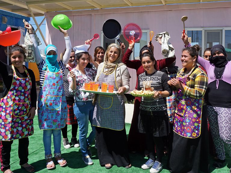 Frauen vor ihrem Café im Flüchtlingslager im Irak