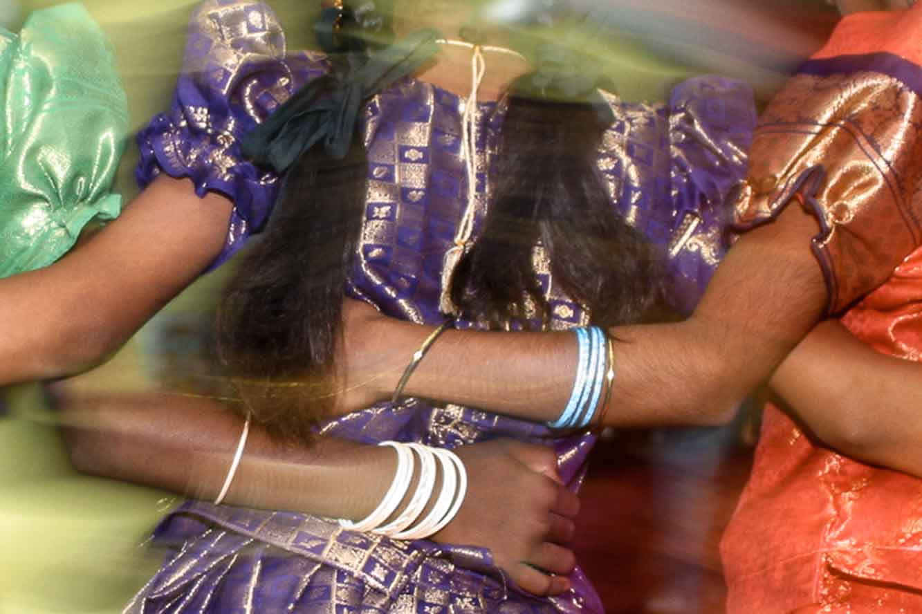 tanzende Mädchen, Arm in Arm