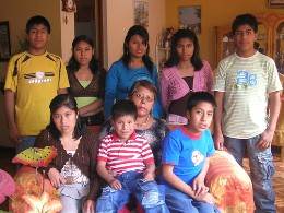 SOS-Mutter Margarita mit ihrer SOS-Familie im Kinderdorf in Peru