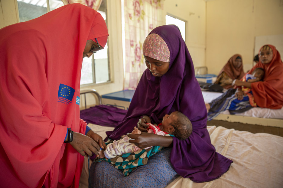 Ärztin versorgt Baby in Somalia.