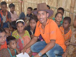 In einer SOS-Nothilfe-Kita: Ein Helfer betreut Kinder in einem Camp der Rohingya-Flüchtlinge in Bangladesch.