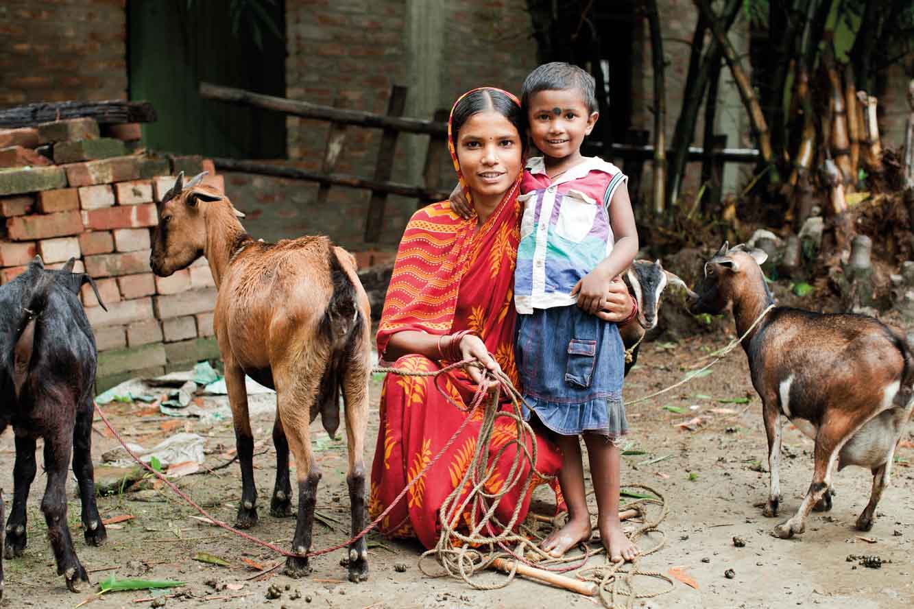 Frau mit Kind in Indien - eine Familie, die durch die SOS-Kinderdörfer unterstützt wird