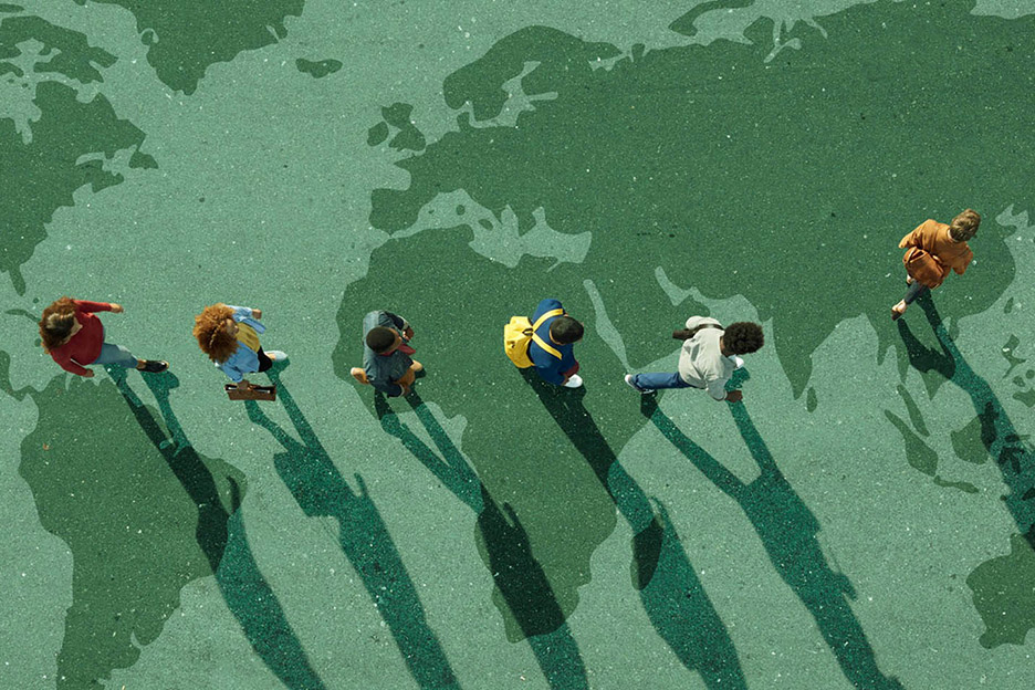 Grafik: Junge Menschen laufen auf einer Landkarte