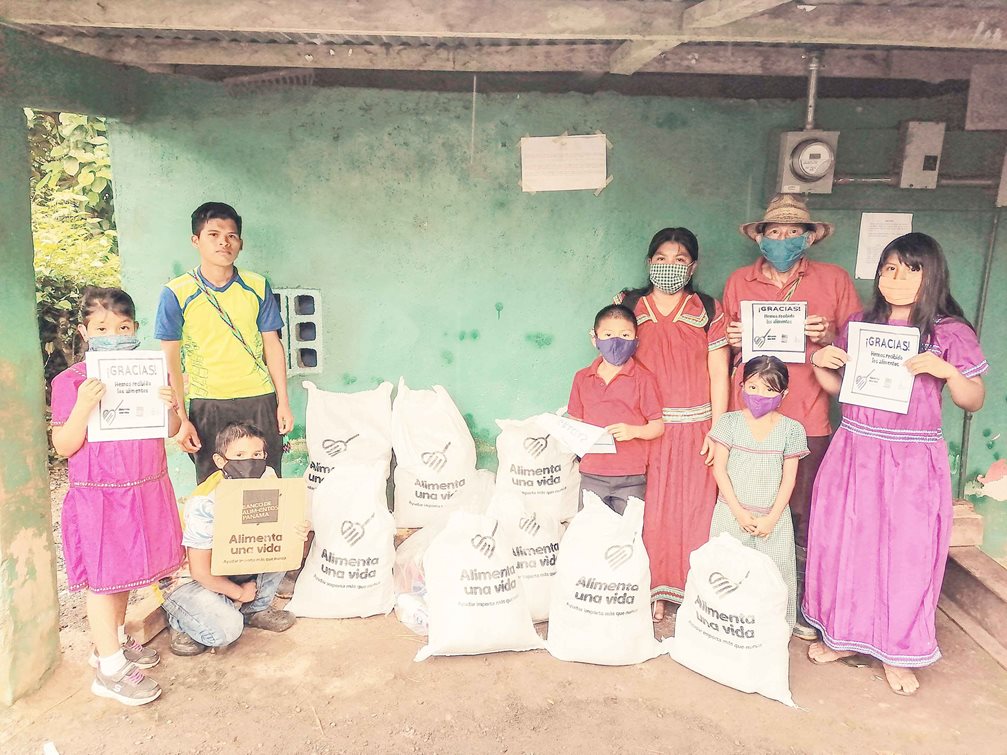 Diese indigene Familie lebt nahe dem SOS-Kinderdorf David im äußersten Westen Panamas. Sie werden von SOS-Mitarbeiter:innen monatlich mit Grundnahrungsmitteln und Medikamenten versorgt, da die Eltern in der Corona-Krise ihre Jobs als Tagelöhner verloren haben.