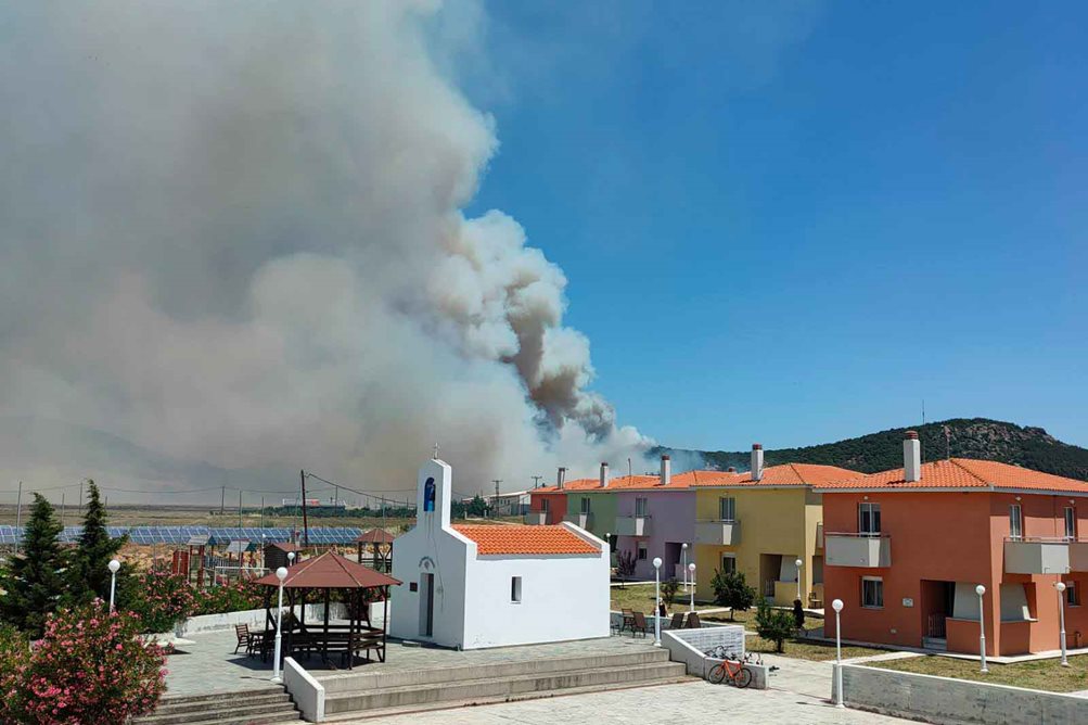 Rauchwolken steigen hinter dem SOS-Kinderdorf Alexandroupolis auf: Das Foto ist eine Archiv-Aufnahme von 2022, als das SOS-Kinderdorf bereits wegen Waldbränden evakuiert werden musste.